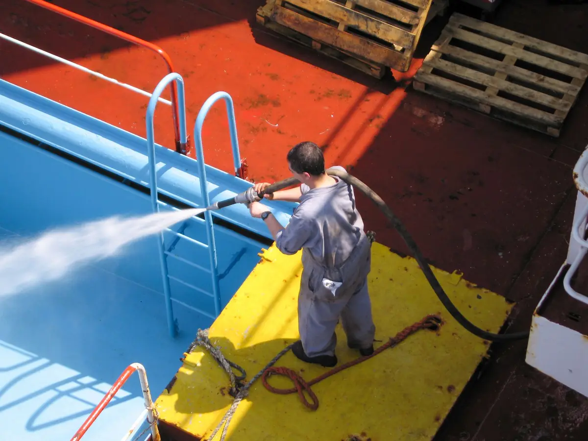SERVICIO DE LIMPIEZA DE BARCOS